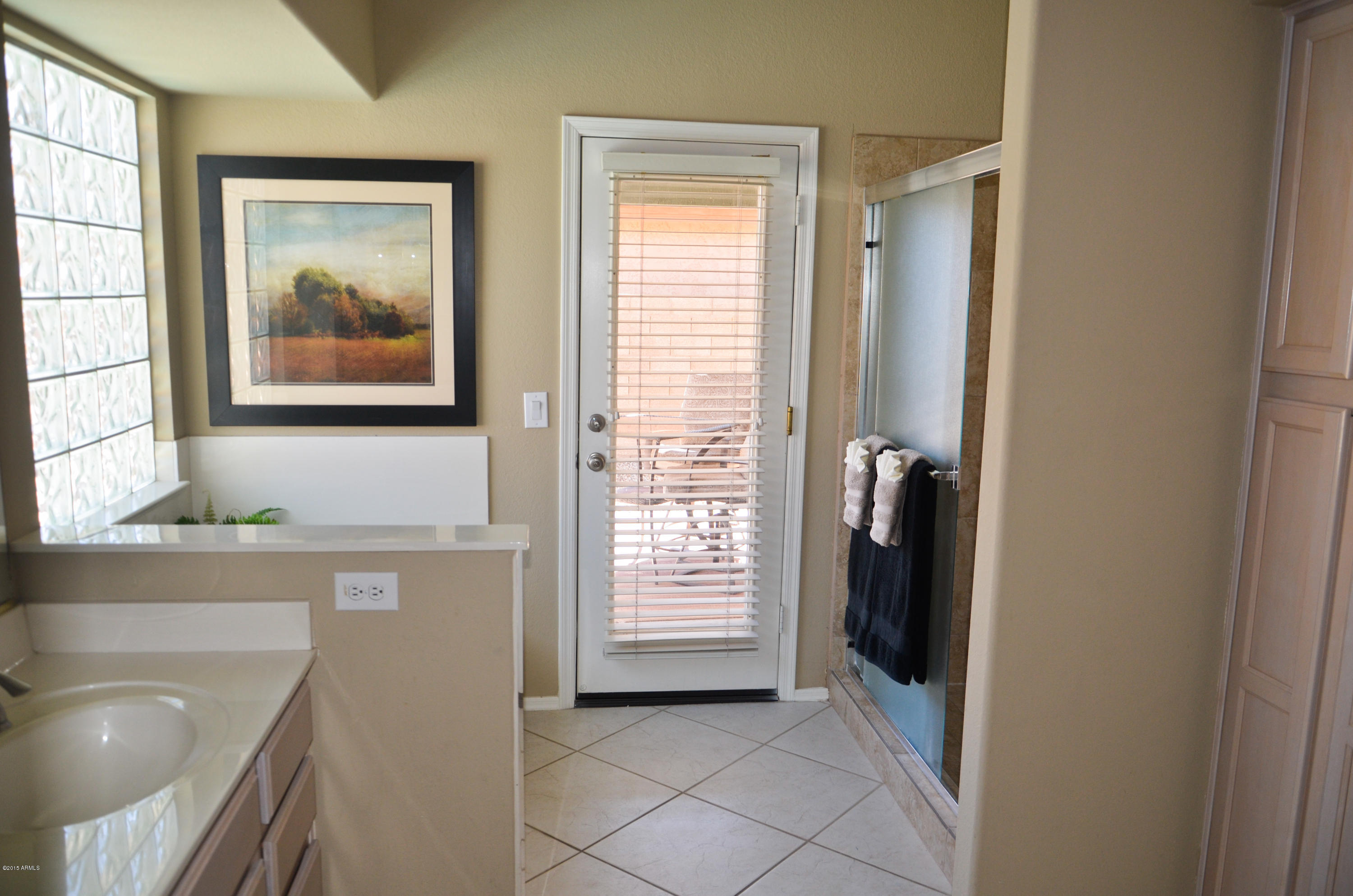 4628 East Jaeger Road Phoenix, AZ 85050 - Photo 19 of 31 Bright and roomy Master bath