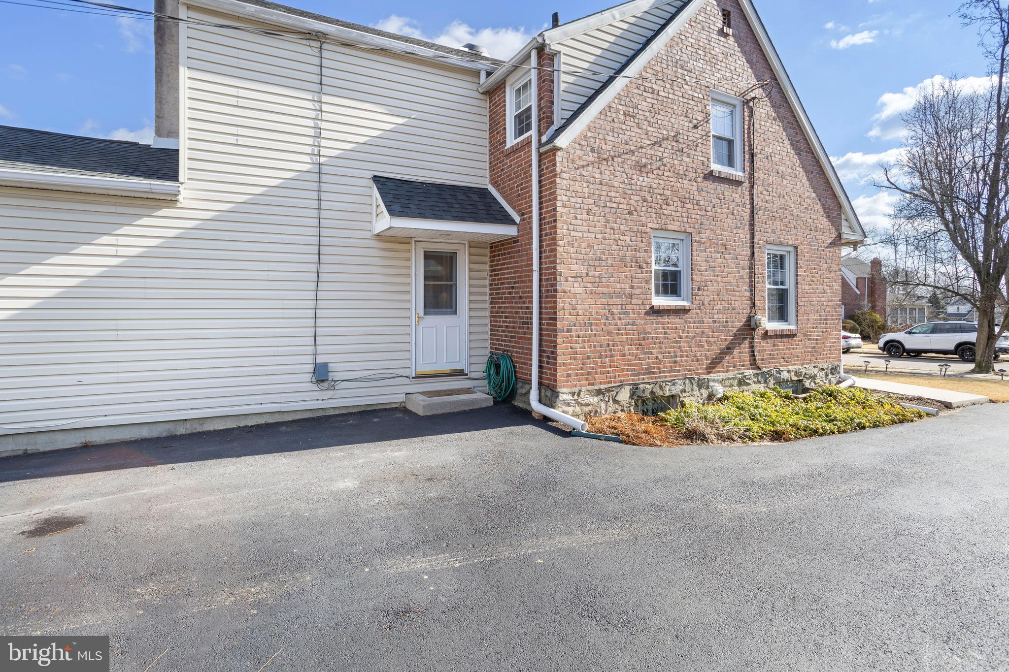 351 Shaw Road Ridley Park, PA 19078 - Photo 3 of 33
