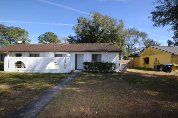 a view of a house with backyard and garden