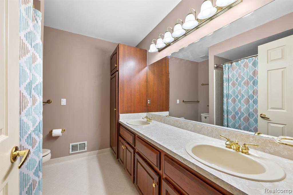 1384 Lakeview Drive Rochester Hills, MI 48306 - Photo 50 of 65