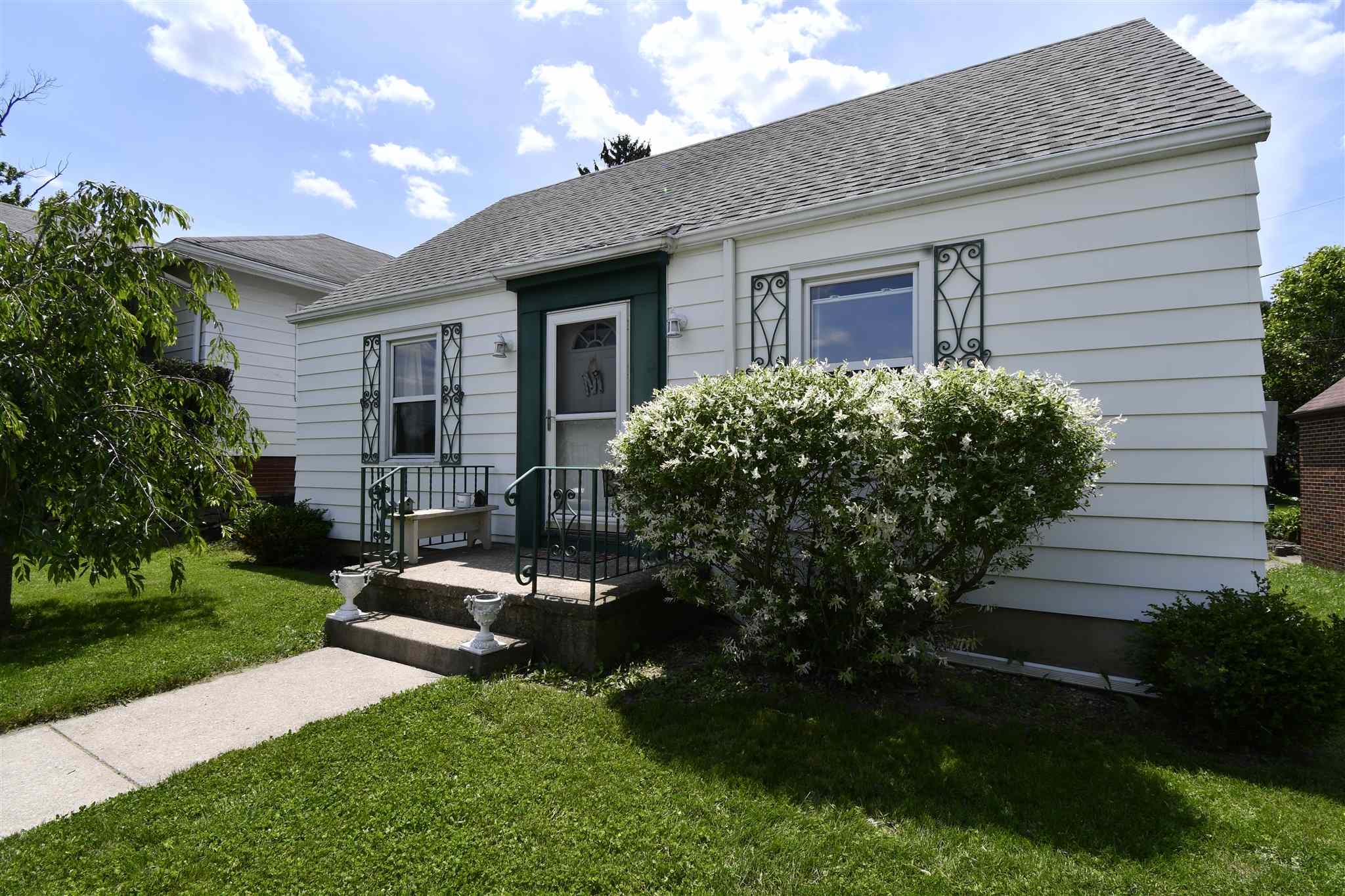 1515 Cherokee Road Fort Wayne, IN 46808 - Photo 2 of 32