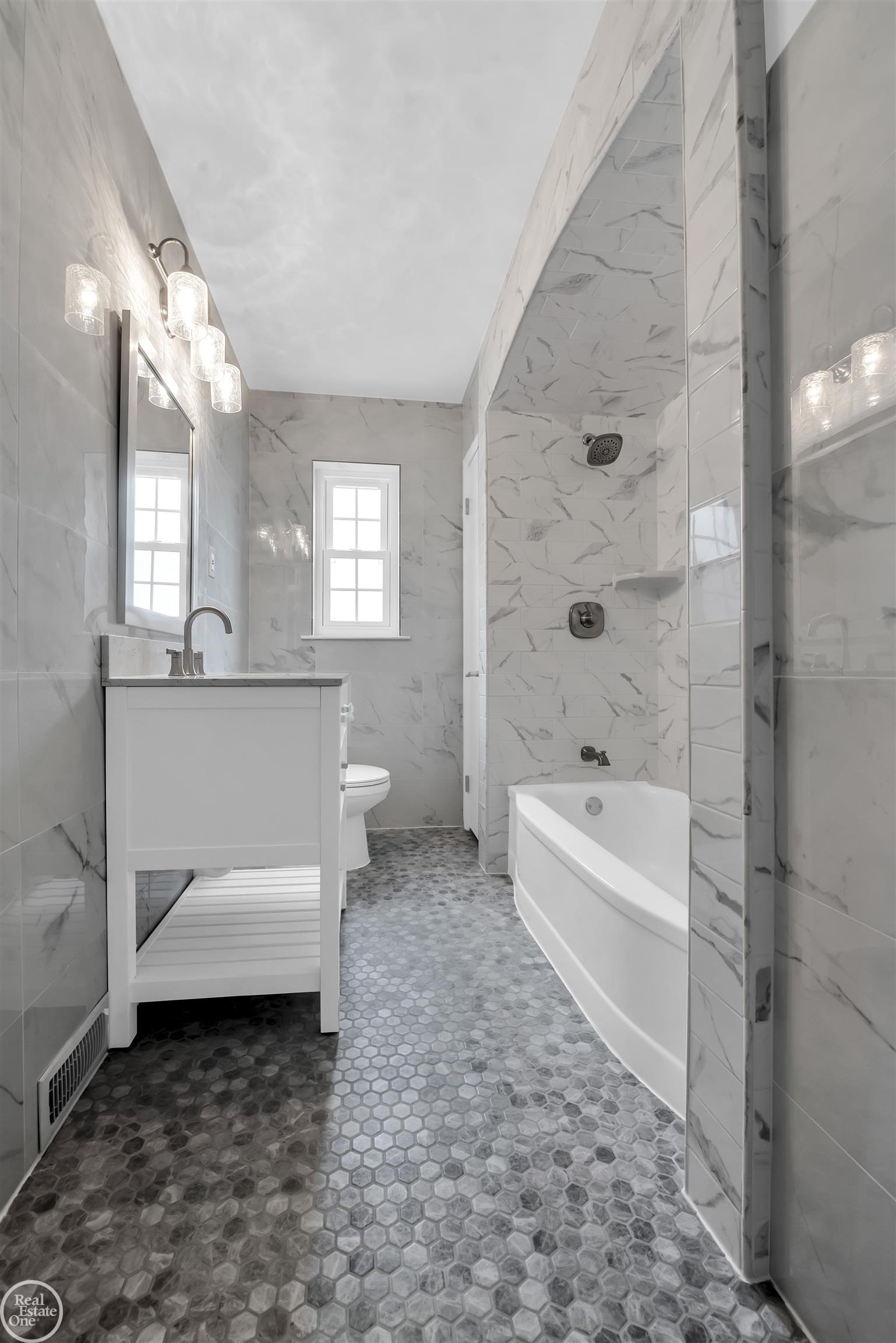 1451 South Renaud Road Grosse Pointe, MI 48236 - Photo 11 of 31 50084361-11.JPG