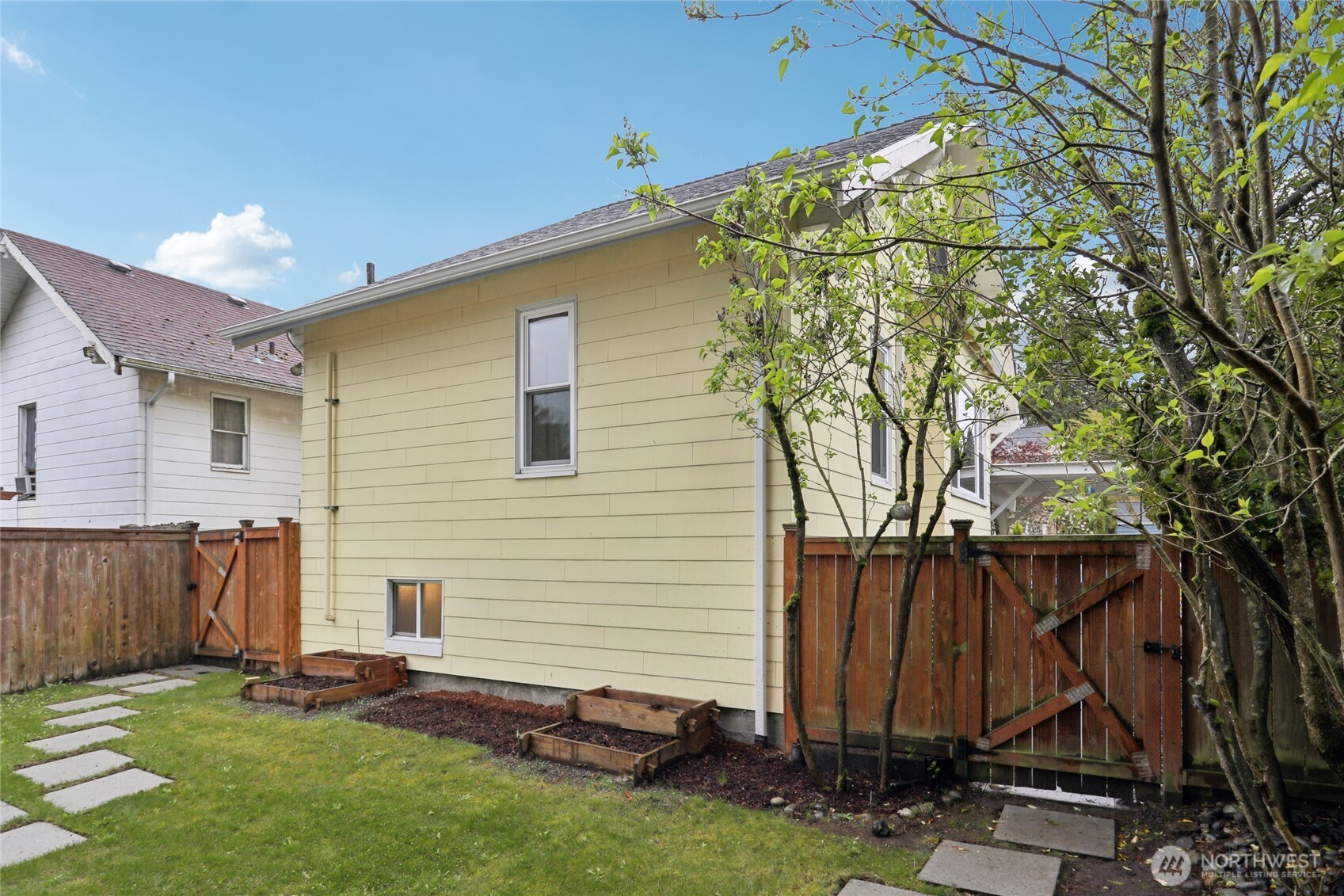 8207 Meridian Avenue North Seattle, WA 98103 - Photo 32 of 34 a backyard of a house with table and chairs