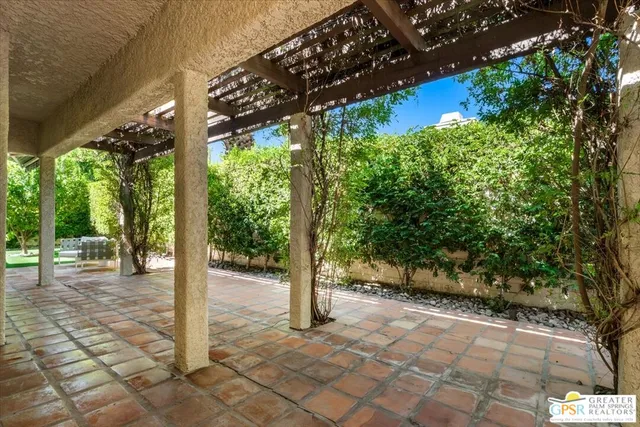 a view of a yard in front of house