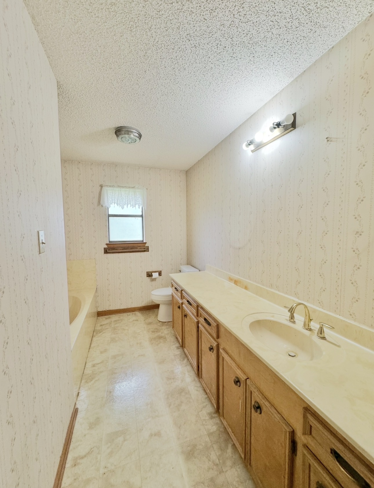 2410 State Highway 95 Elgin, TX 78621 - Photo 29 of 38 3rd Full Bathroom