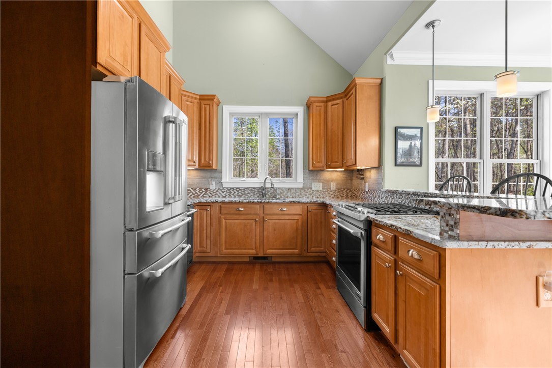 3 Halyard Way Salem, SC 29676 - Photo 9 of 48 This spacious kitchen offers a seamless blend of modern amenities and natural light.