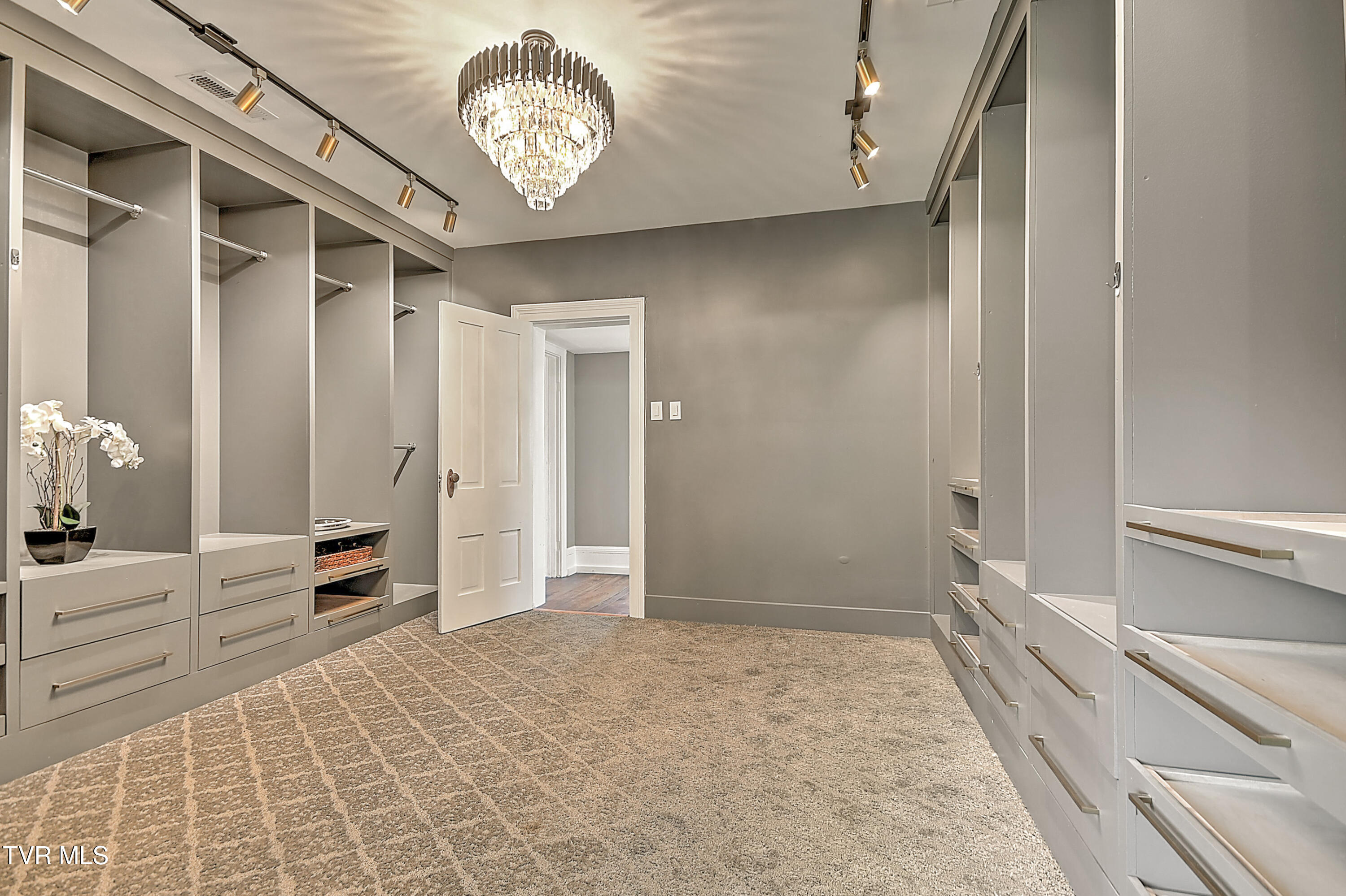 2061 King College Road Bristol, TN 37620 - Photo 53 of 80 2061 King College DB-54