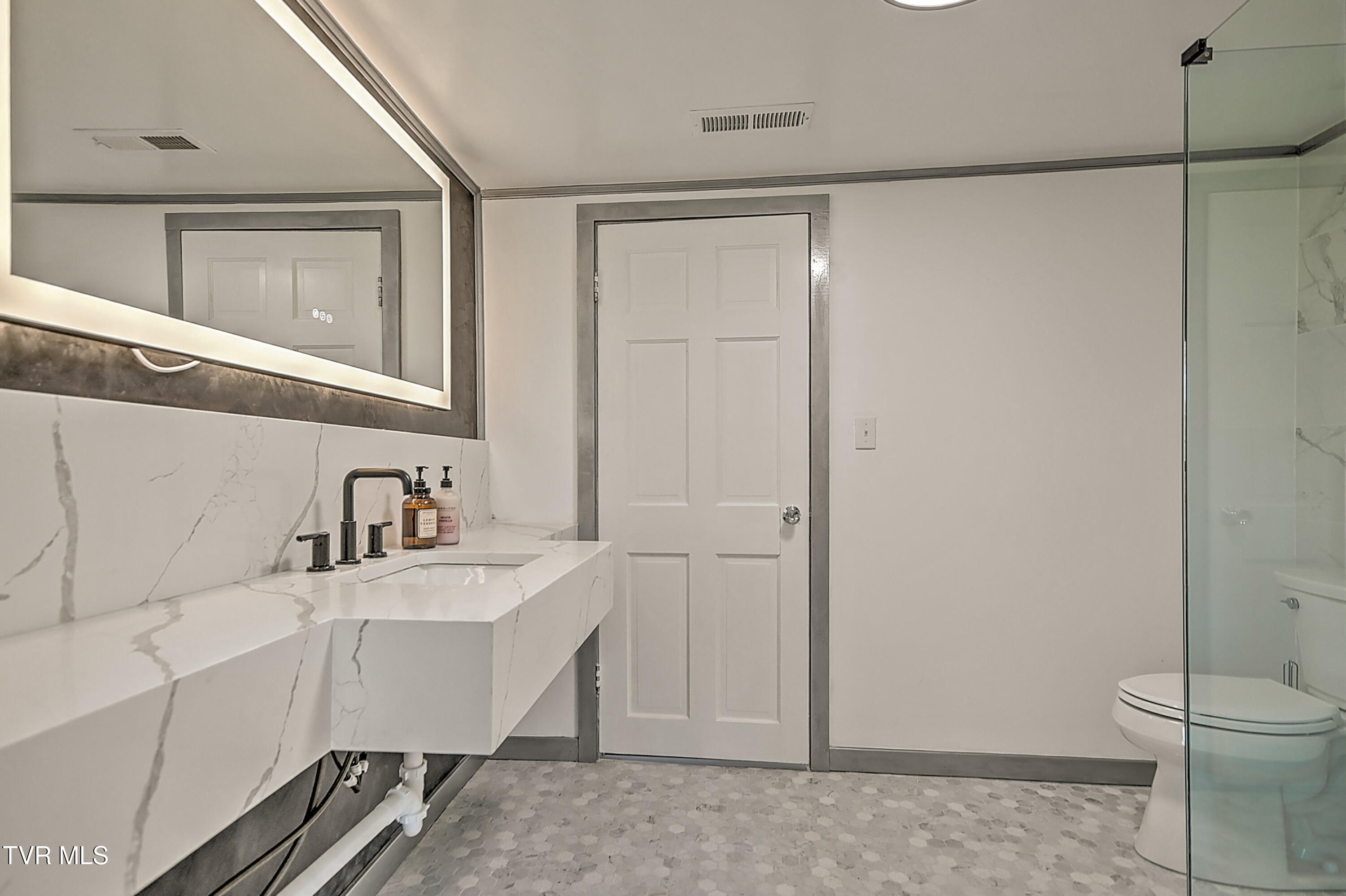 2061 King College Road Bristol, TN 37620 - Photo 58 of 80 2061 King College DB-59