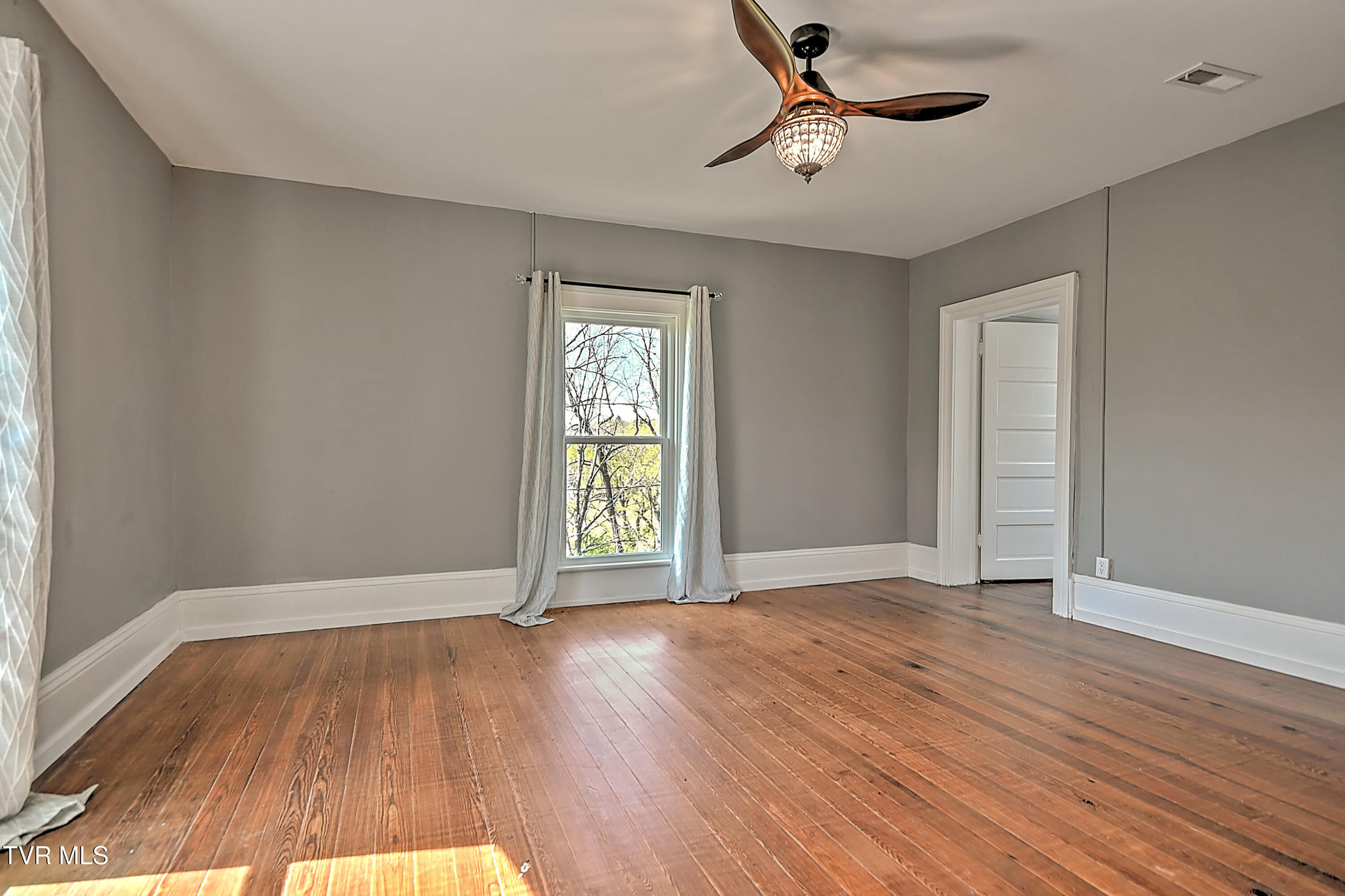 2061 King College Road Bristol, TN 37620 - Photo 63 of 80 2061 King College DB-64