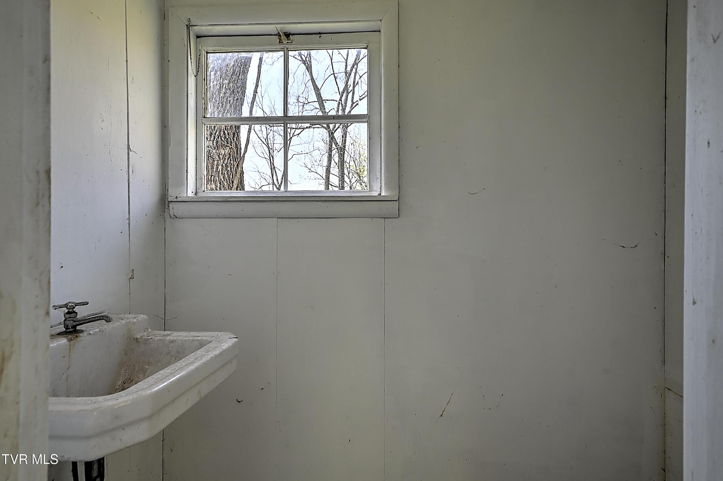 2061 King College Road Bristol, TN 37620 - Photo 76 of 80 2061 King College DB-77