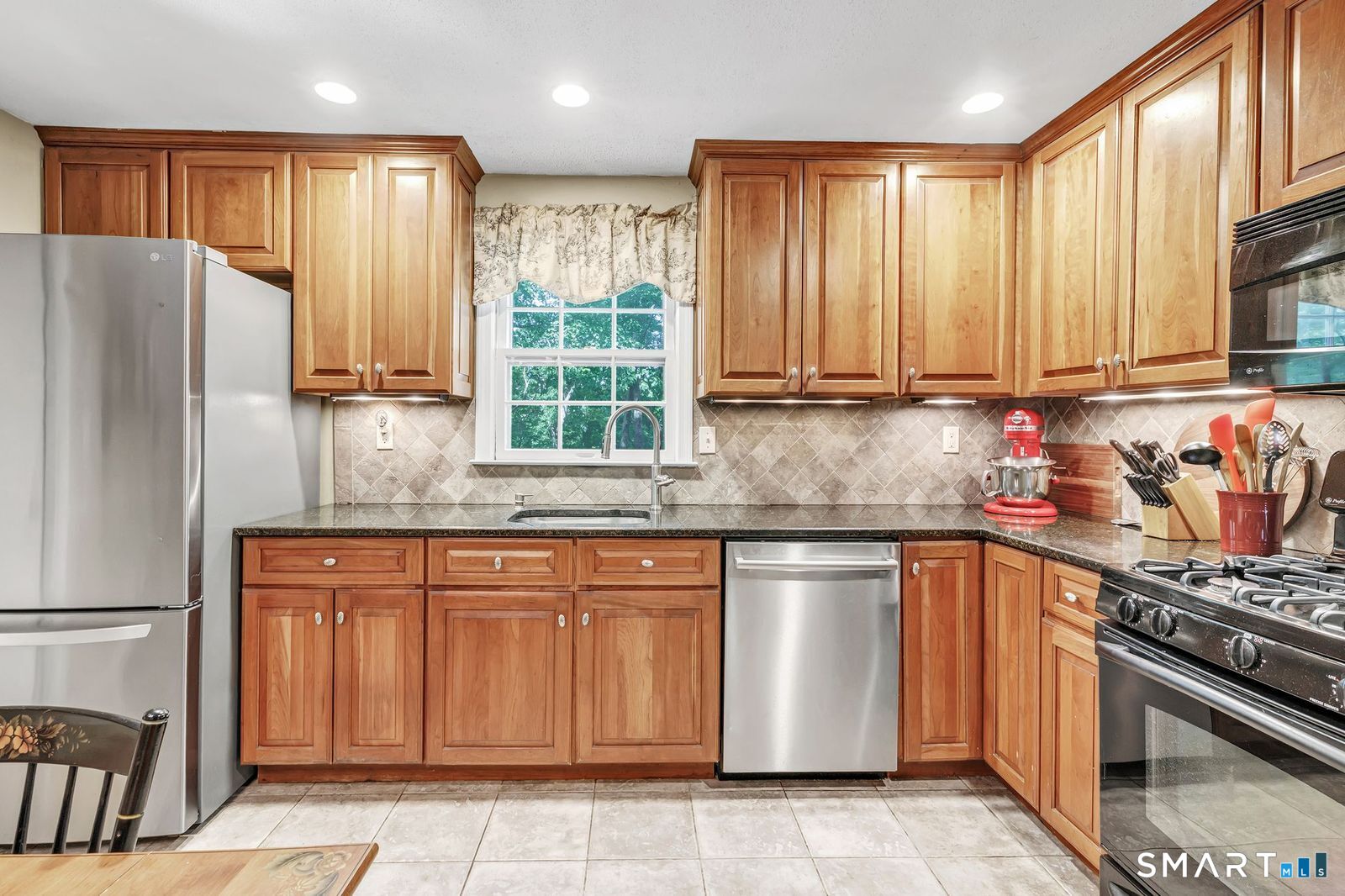 21 Overlook Place Trumbull, CT 06611 - Photo 10 of 37
