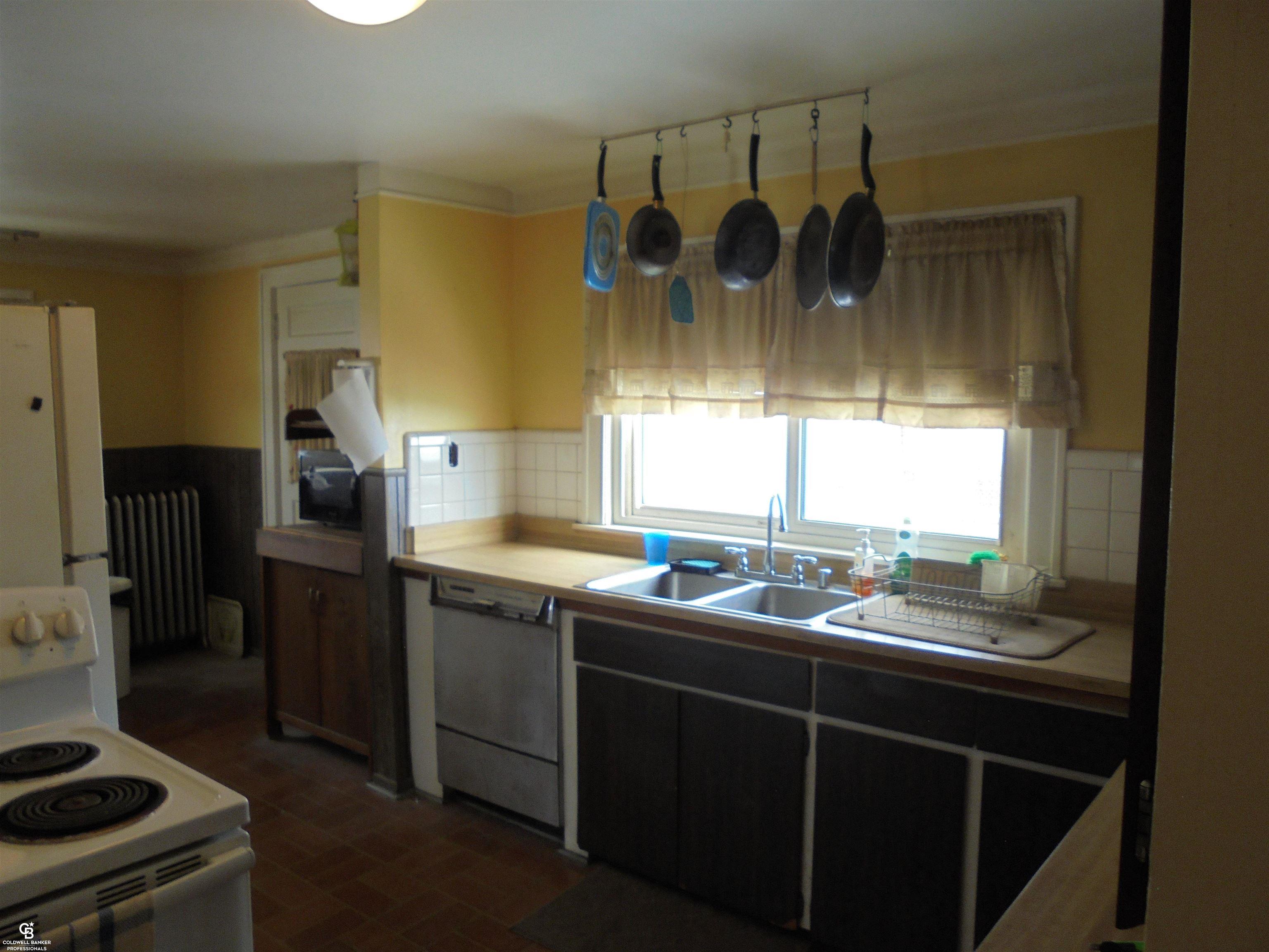 3606 Cadieux Road Detroit, MI 48224 - Photo 20 of 32 First Level Kitchen