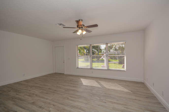 1071 Oleander Road Lake Worth, FL 33462 - Photo 4 of 32 1071 Oleander Rd Lantana FL-small-004-8-