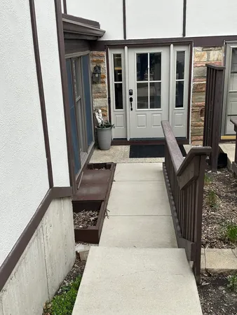 $408,000 | 32 White Oak Circle, St. Charles, IL 60174