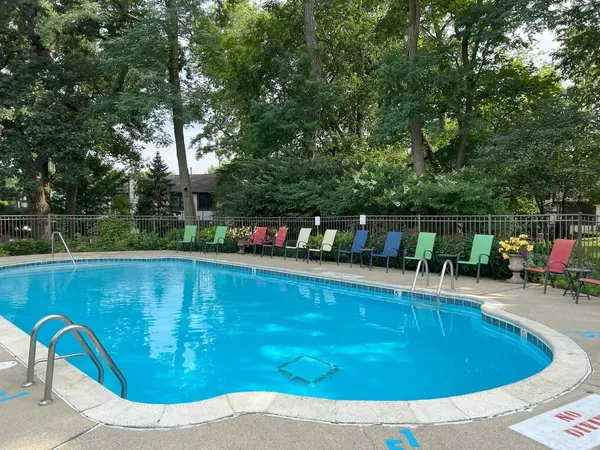 $408,000 | 32 White Oak Circle, St. Charles, IL 60174