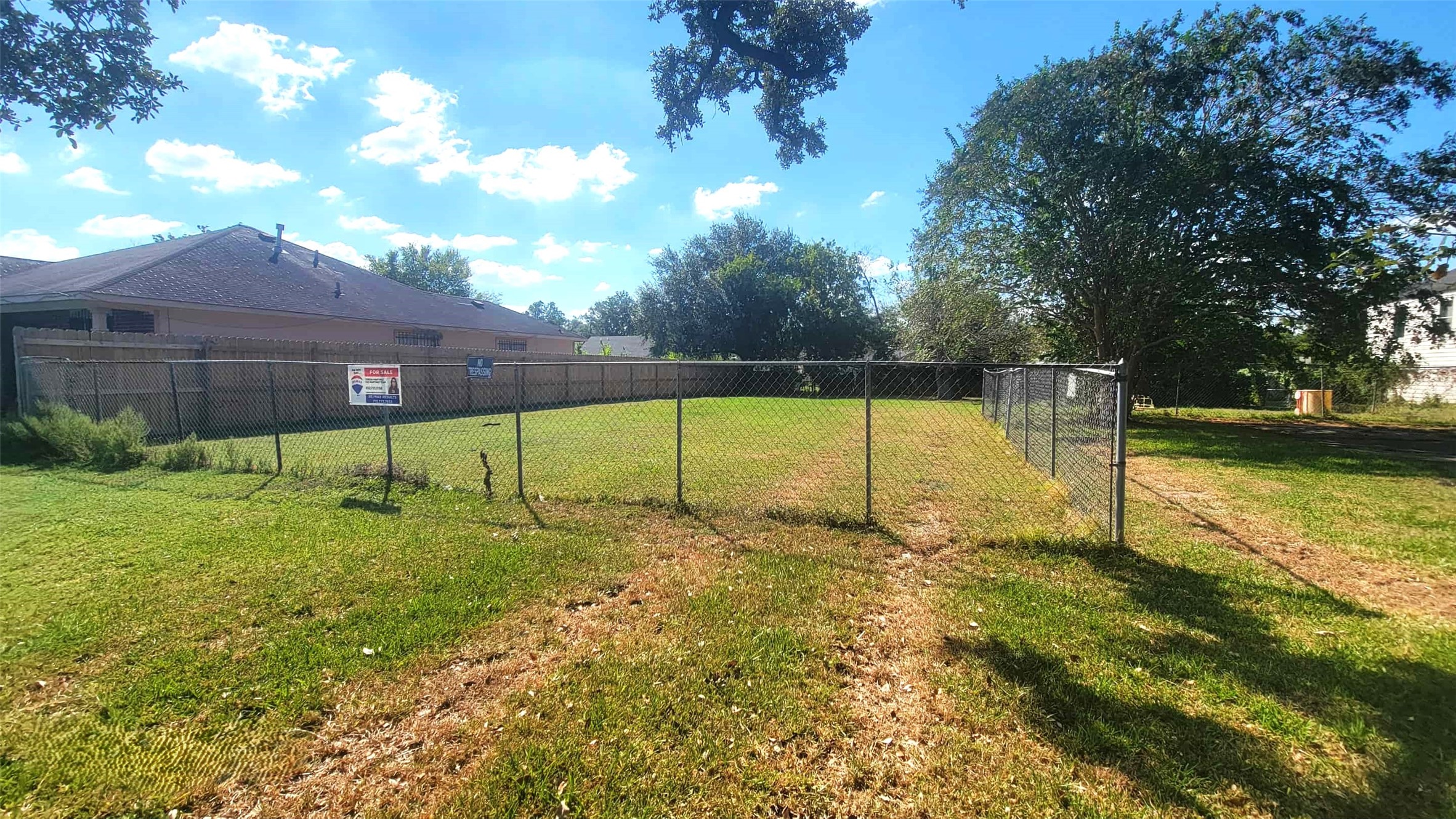 a view of a backyard