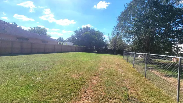 a view of a backyard
