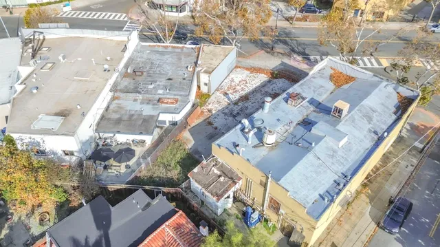 a view of entryway with a small yard