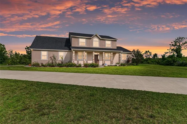 a view of house with a big yard