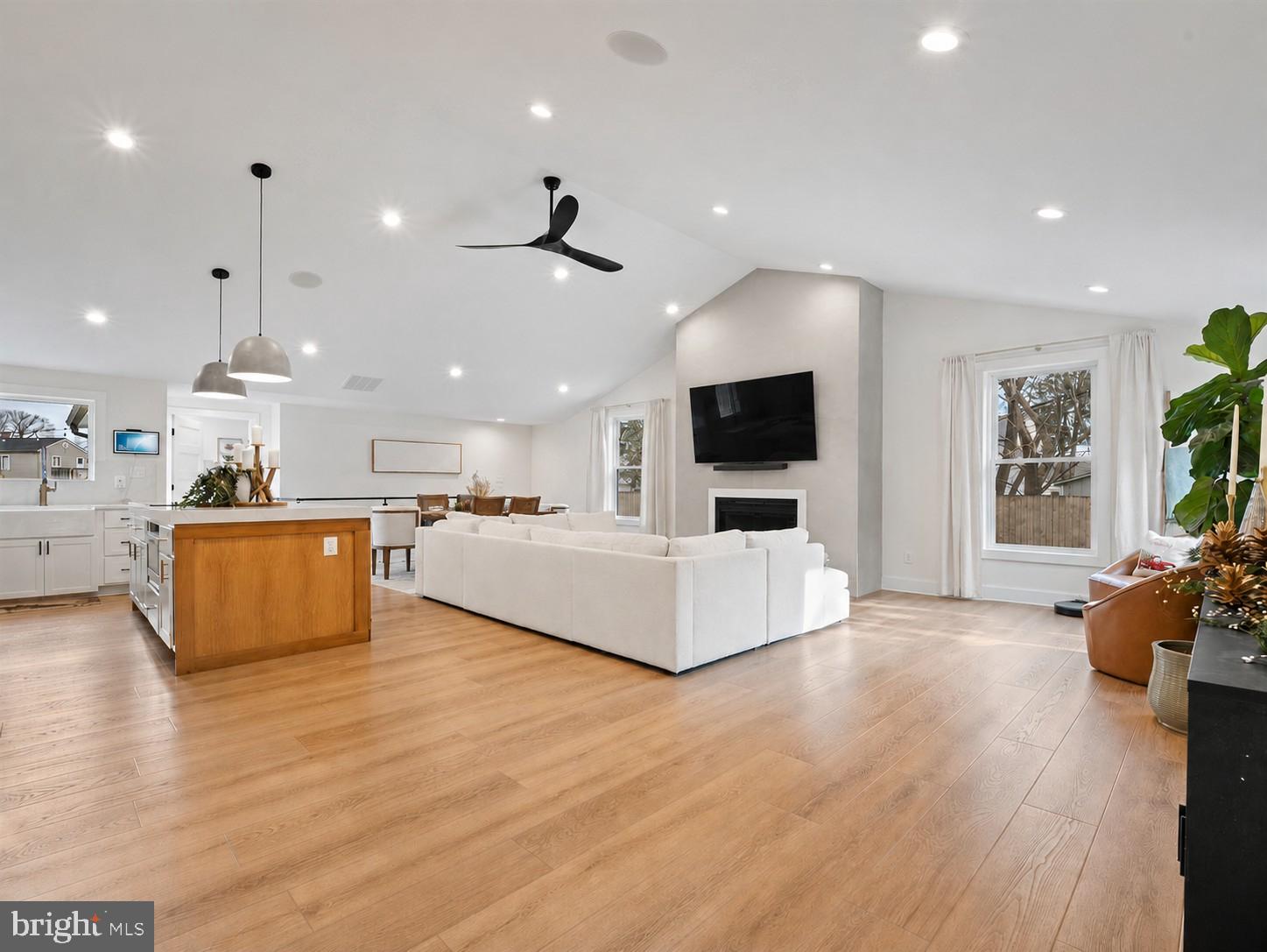 428 Royal Beach Road Pasadena, MD 21122 - Photo 4 of 16