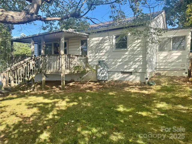 a view of a house with backyard