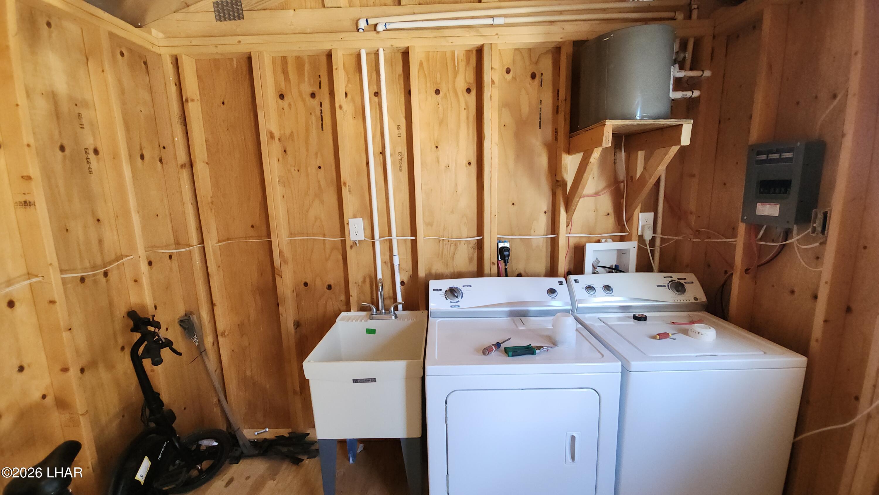 33 North Juniper Road Quartzsite, AZ 85346 - Photo 17 of 40 a utility room with dryer and washer