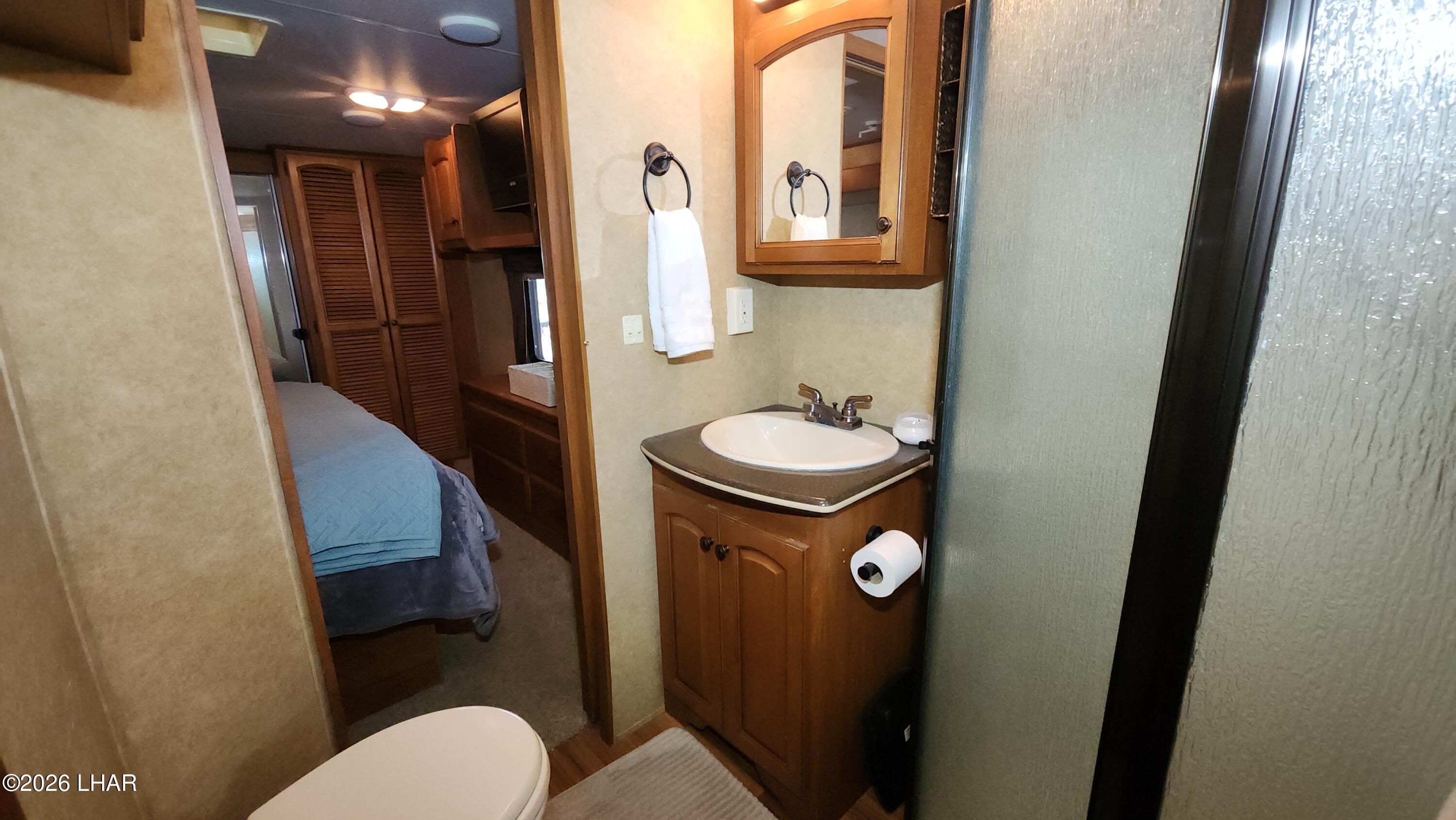 33 North Juniper Road Quartzsite, AZ 85346 - Photo 26 of 40 a bathroom with a sink toilet and shower