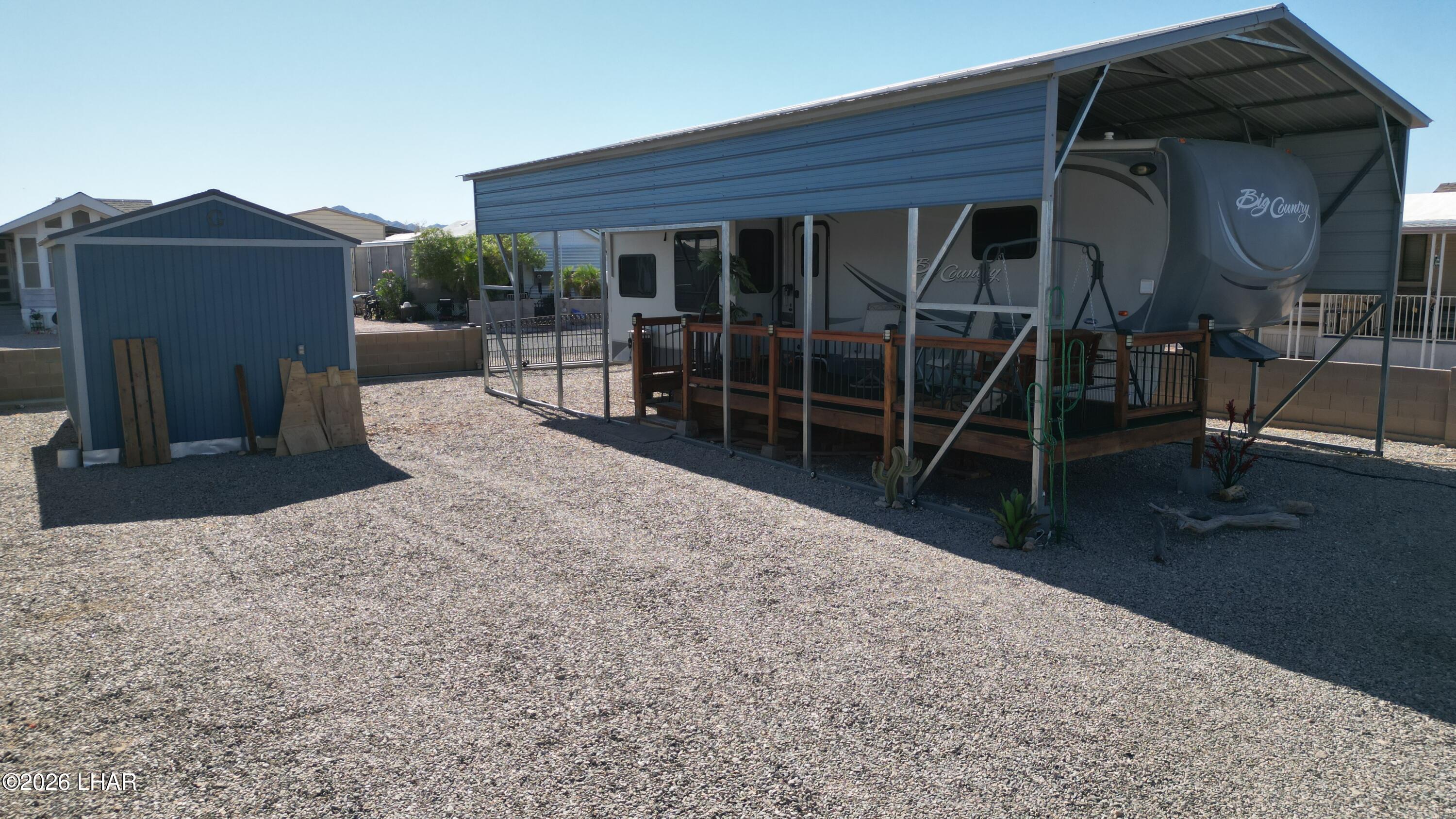 33 North Juniper Road Quartzsite, AZ 85346 - Photo 35 of 40 a view of a porch with a table and chairs