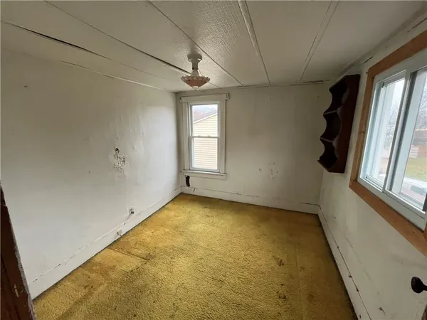 a view of entryway with window