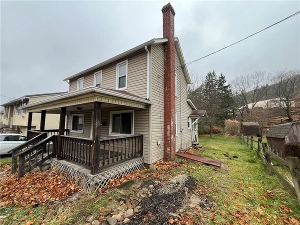 a view of a house with a yard