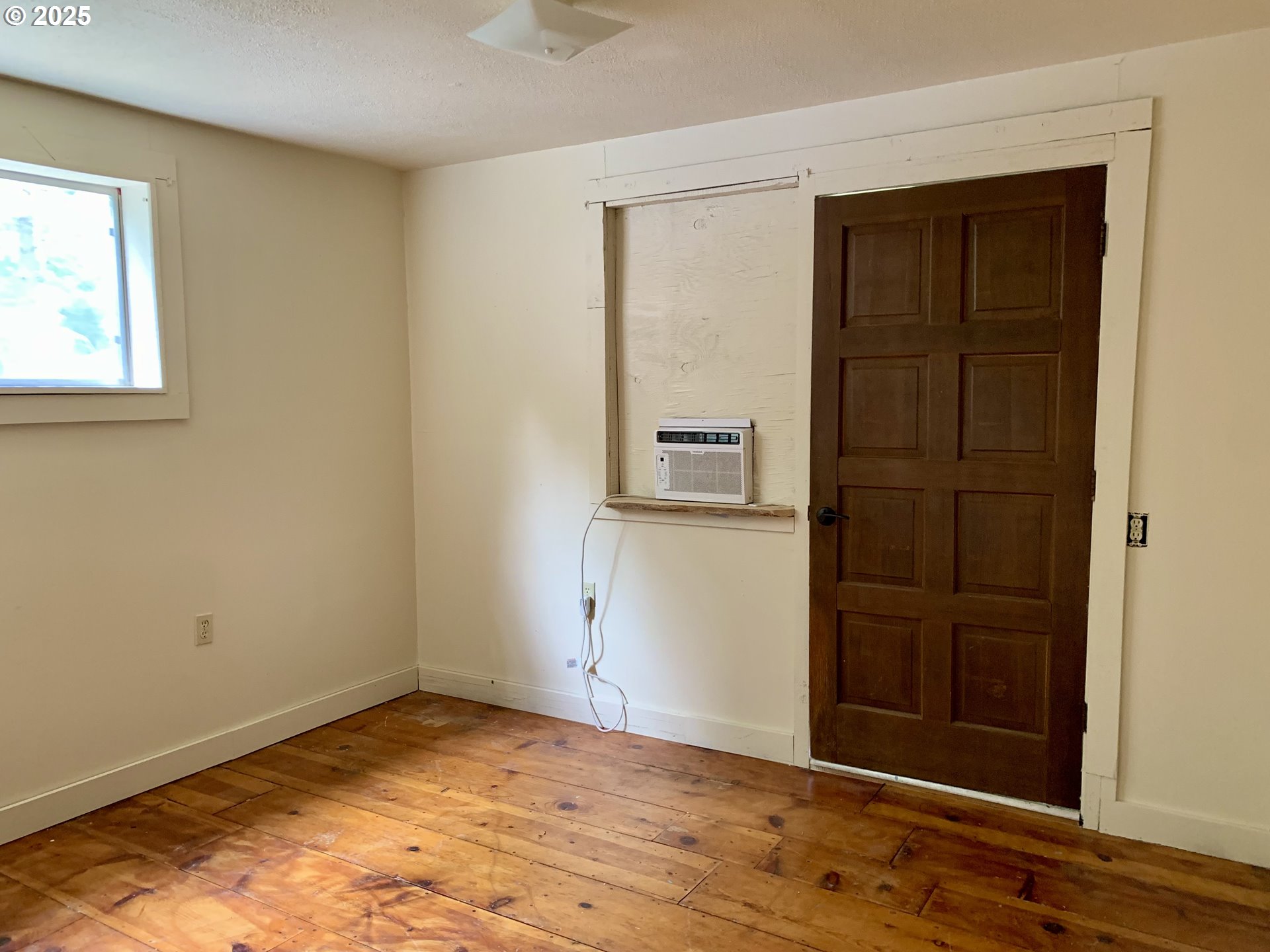 4580 Old House Creek Road Agness, OR 97406 - Photo 28 of 46 an empty room with wooden floor and cabinet