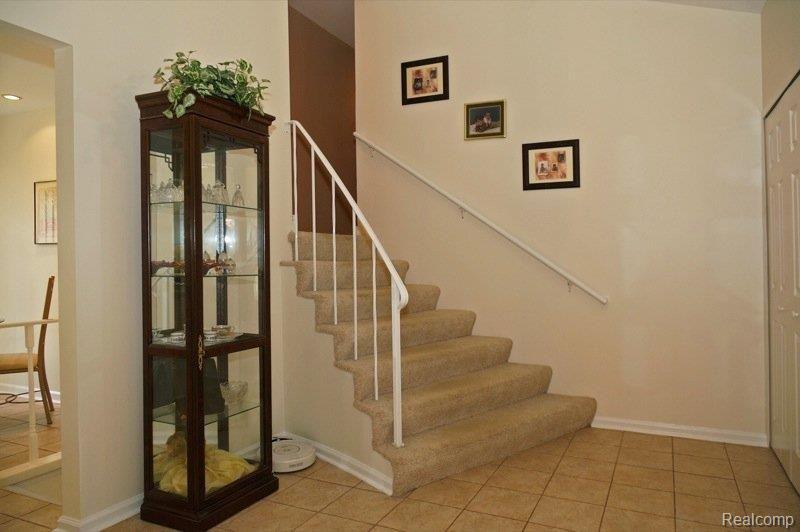 18612 Gill Road Livonia, MI 48152 - Photo 4 of 23 Foyer Area