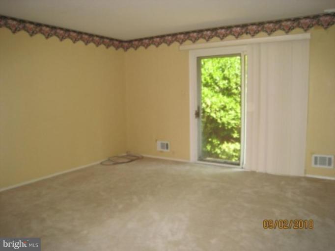 6509 Haystack Road Alexandria, VA 22310 - Photo 8 of 11 Living Room