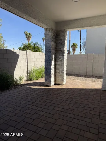 a view of a backyard