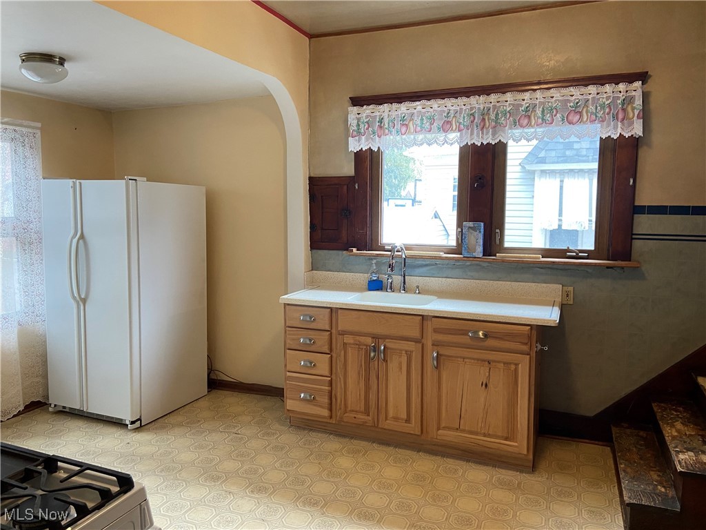 752 Chalker Street Akron, OH 44310 - Photo 13 of 34 Expansive kitchen w eating area - appliances stay