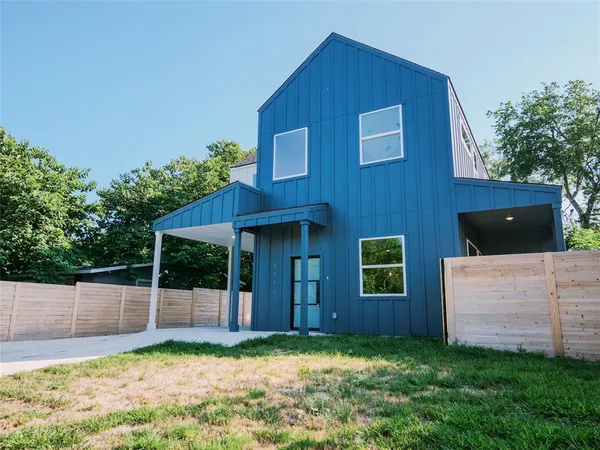 a view of outdoor space yard and porch