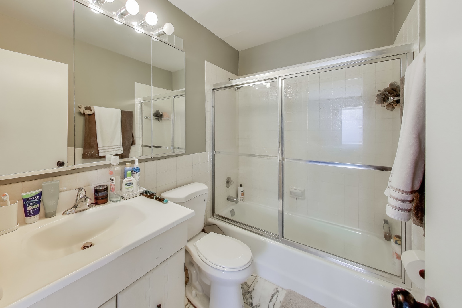 475 Shenstone Road, Unit 104 Riverside, IL 60546 - Photo 16 of 24 a bathroom with a sink toilet and shower