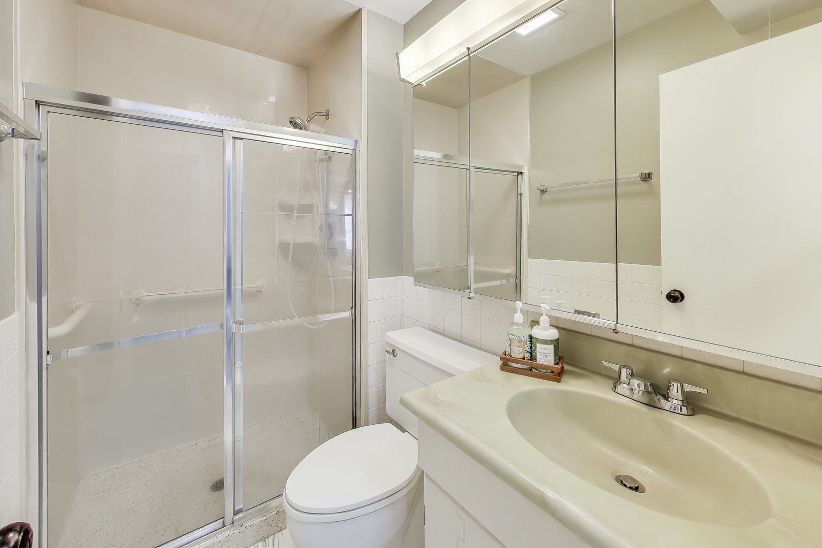 475 Shenstone Road, Unit 104 Riverside, IL 60546 - Photo 19 of 24 a bathroom with a sink toilet and shower