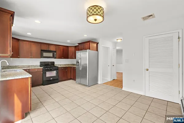 $4,300 | 220 Wayne Avenue, Unit C0220, Cliffside Park, NJ 07010