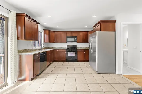 $4,300 | 220 Wayne Avenue, Unit C0220, Cliffside Park, NJ 07010