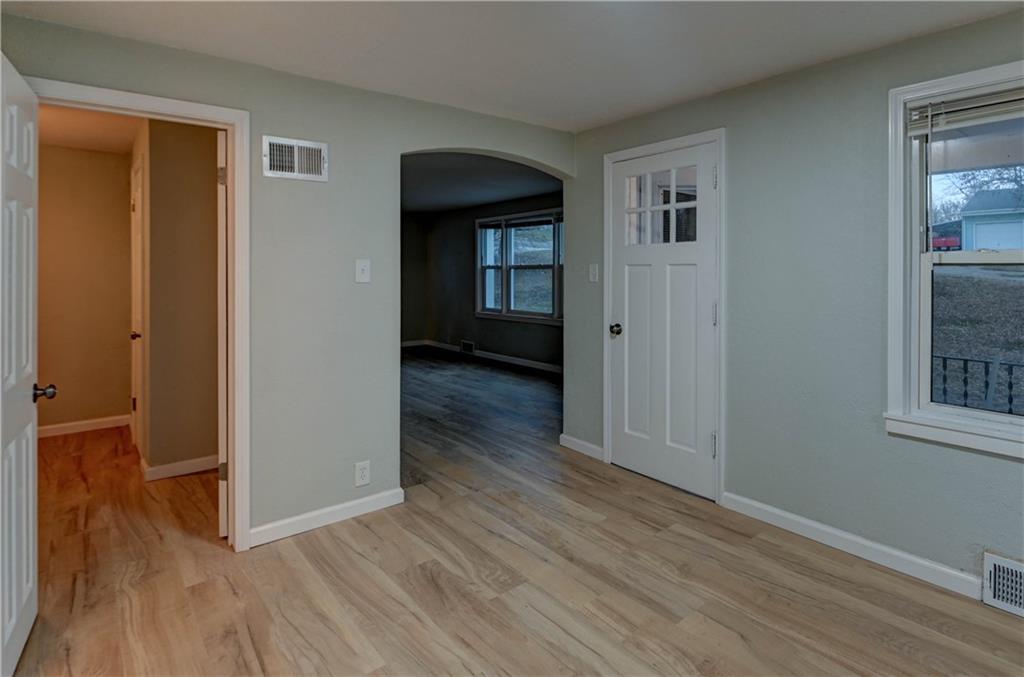 1204 East Salisbury Road Independence, MO 64050 - Photo 3 of 33