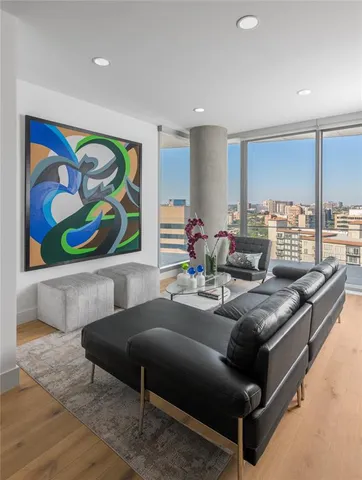 $1,100,000 | 3130 North Harwood Street, Unit 1605, Dallas, TX 75201