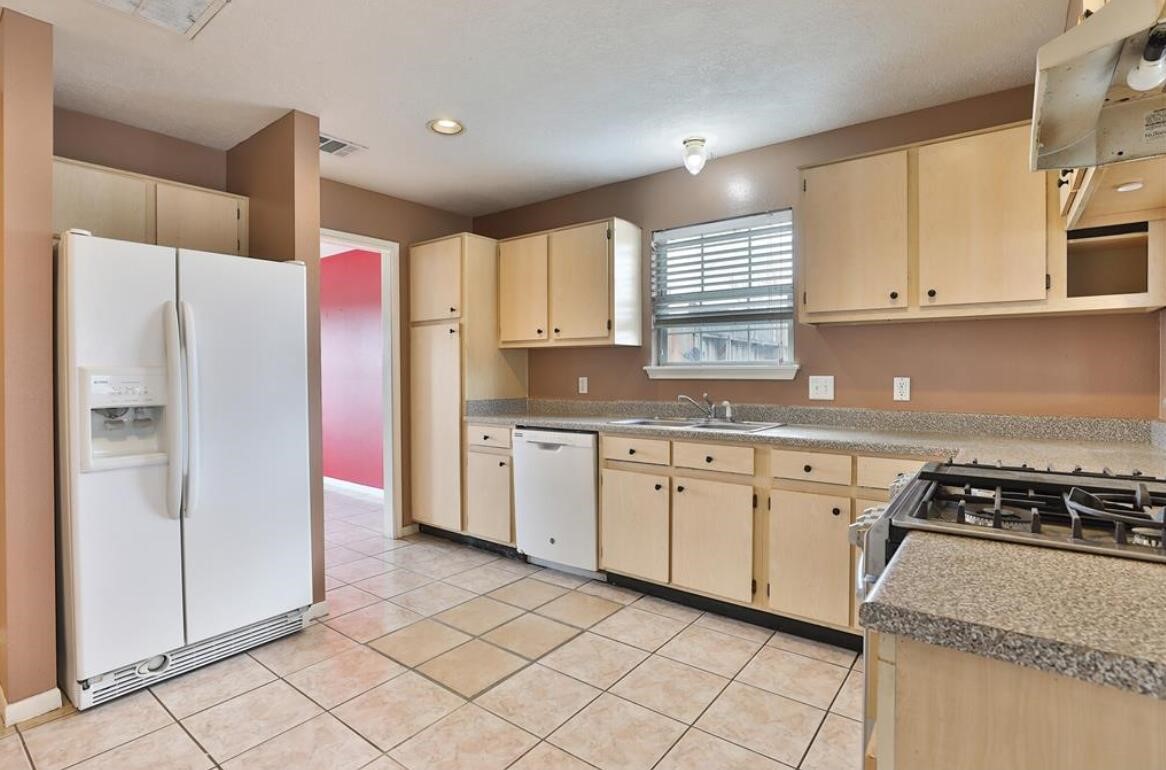 9042 McGallion Road Houston, TX 77022 - Photo 6 of 21 Gallery Image 6