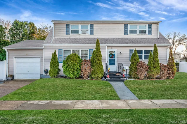 $815,000 | 15 Macon Street, Lindenhurst, NY 11757