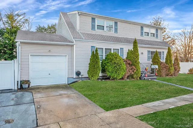 $815,000 | 15 Macon Street, Lindenhurst, NY 11757