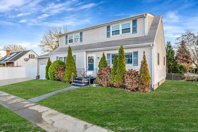 $815,000 | 15 Macon Street, Lindenhurst, NY 11757