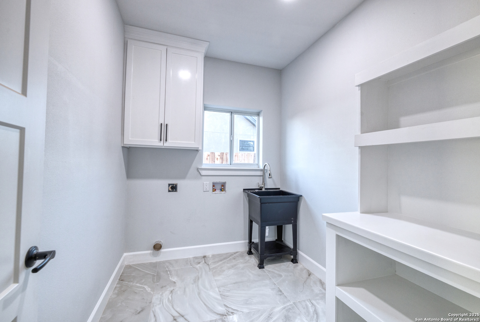 14 Hope Place Uvalde, TX 78801 - Photo 28 of 38 a bathroom with a sink toilet and tub