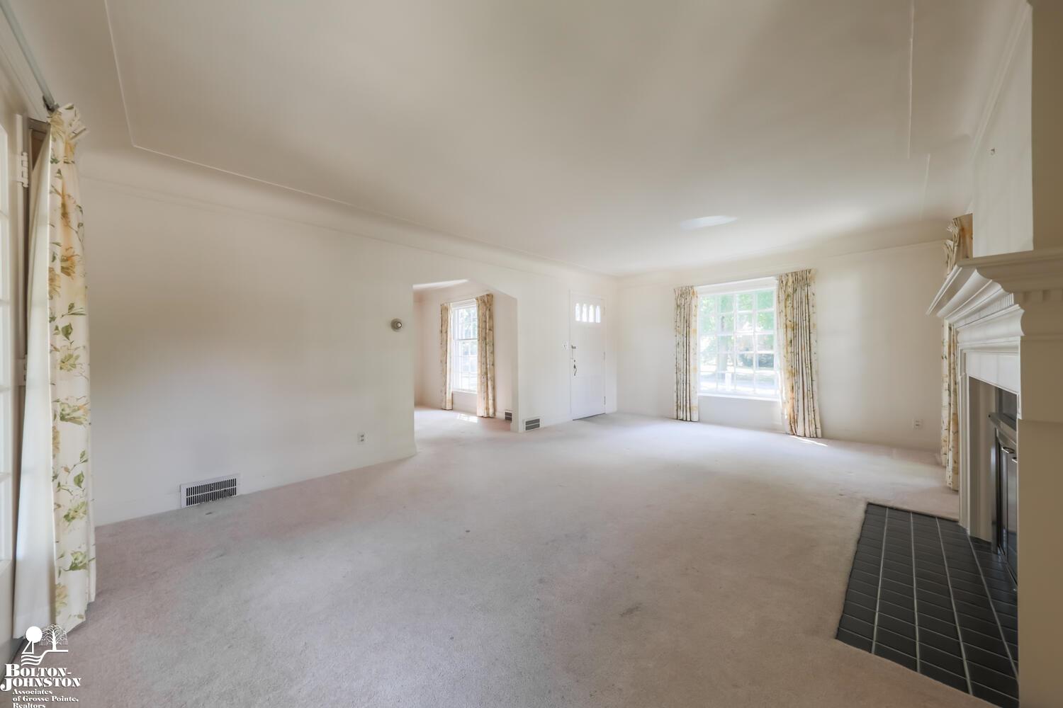 834 Hawthorne Road Grosse Pointe Woods, MI 48236 - Photo 5 of 23