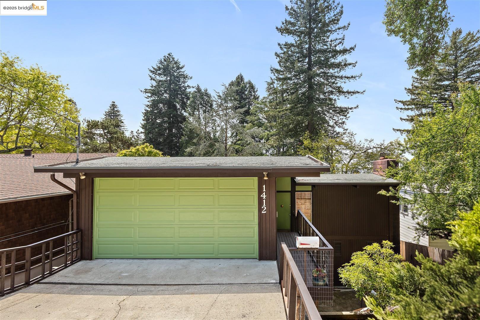 a view of a backyard