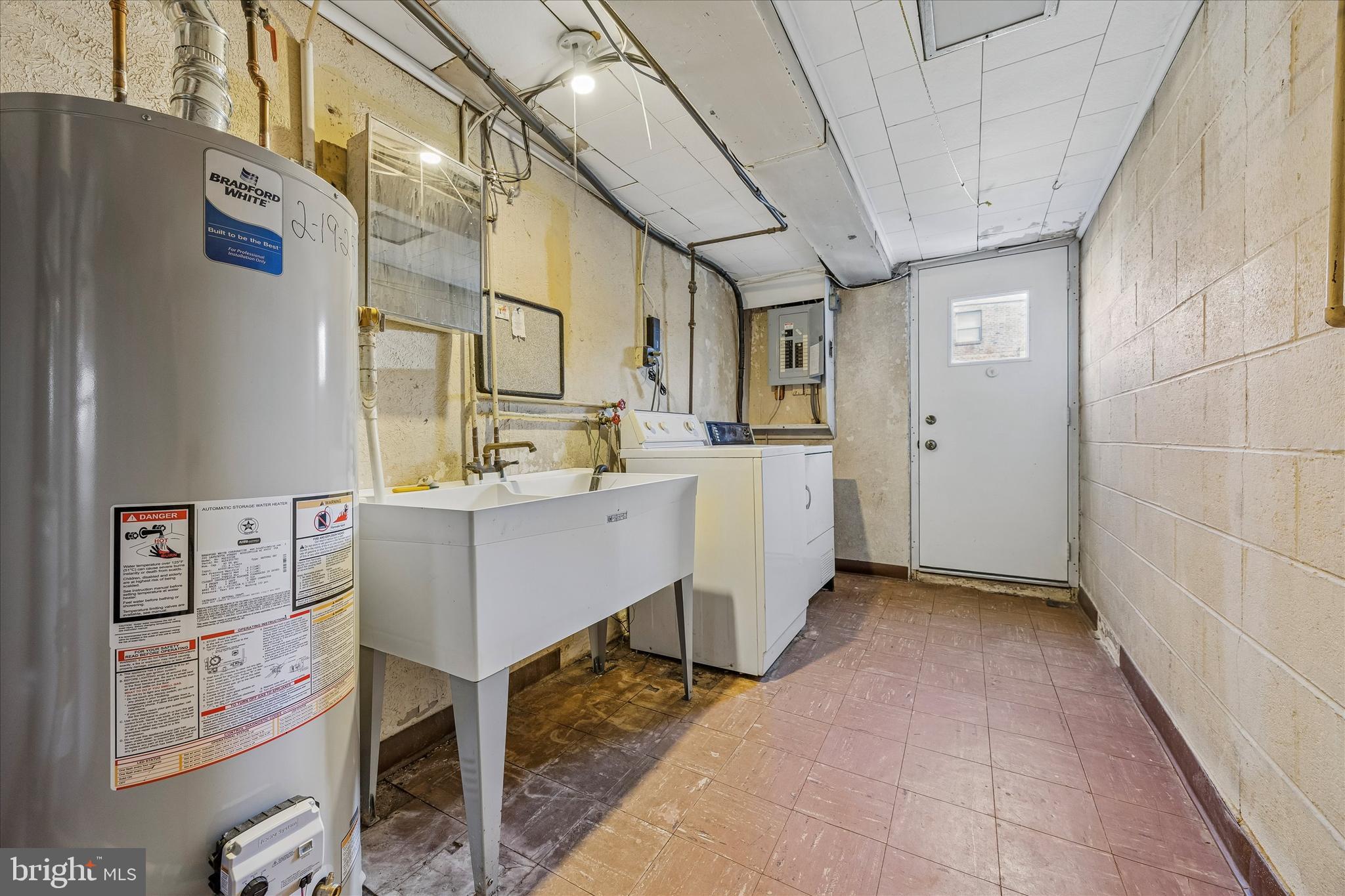 3527 Primrose Road Philadelphia, PA 19114 - Photo 23 of 25 a kitchen that has a sink and a stove in it